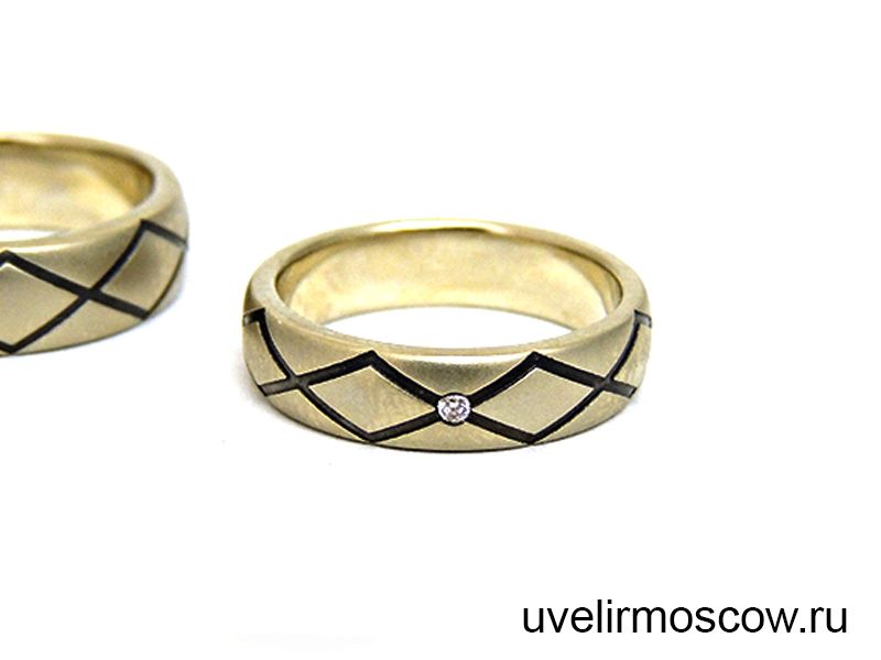 Парные обручальные кольца из желтого золота с узором «Ромб»