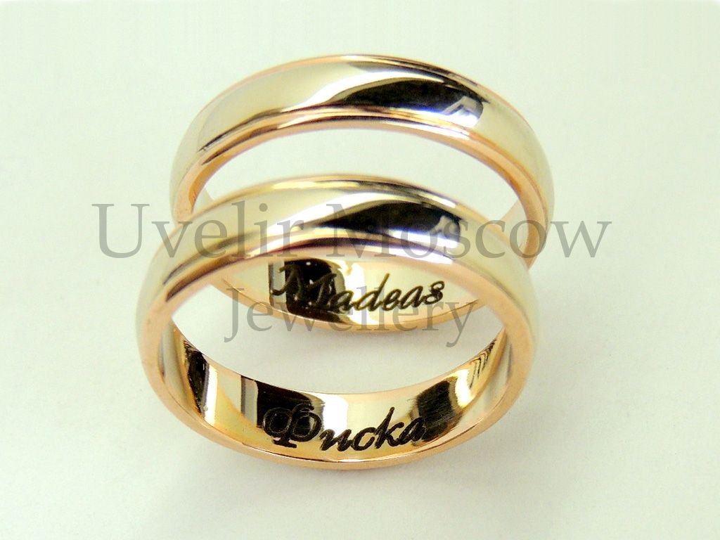 Парные обручальные кольца из комбинированного золота с гравировкой
