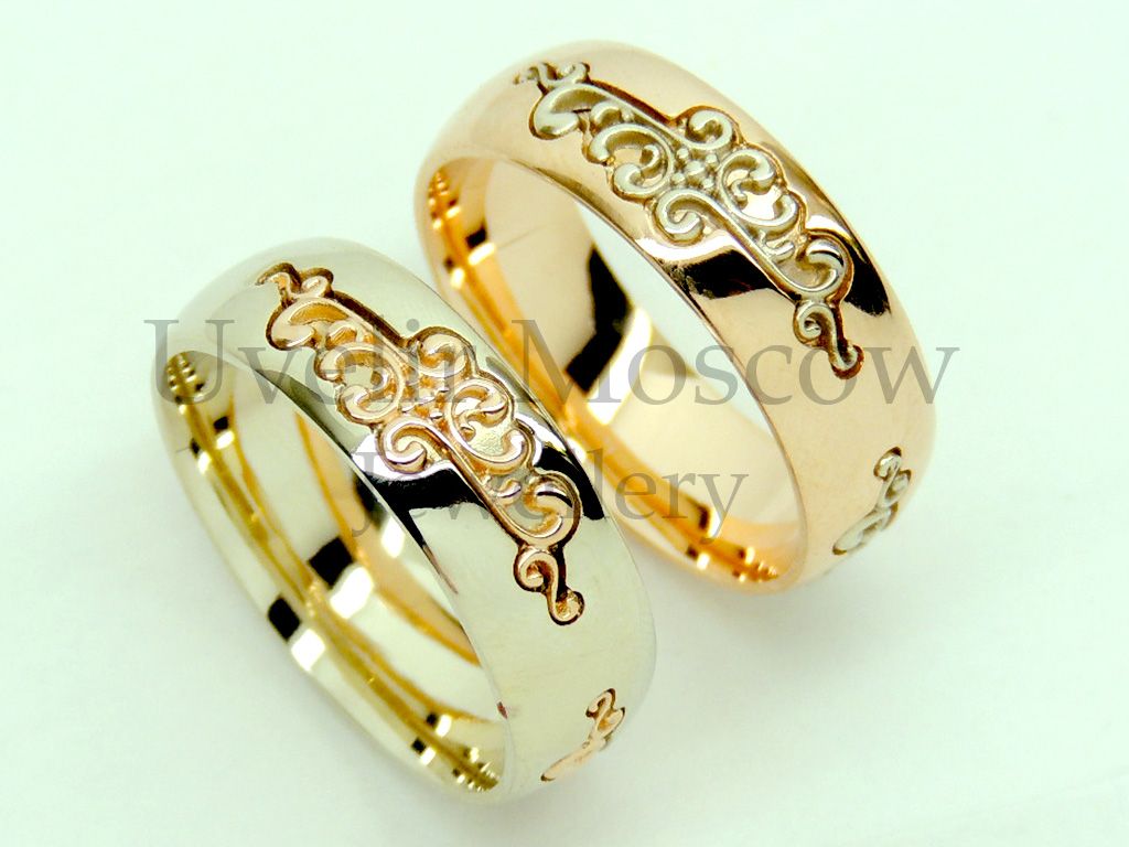 Парные обручальные кольца из комбинированного золота с узором