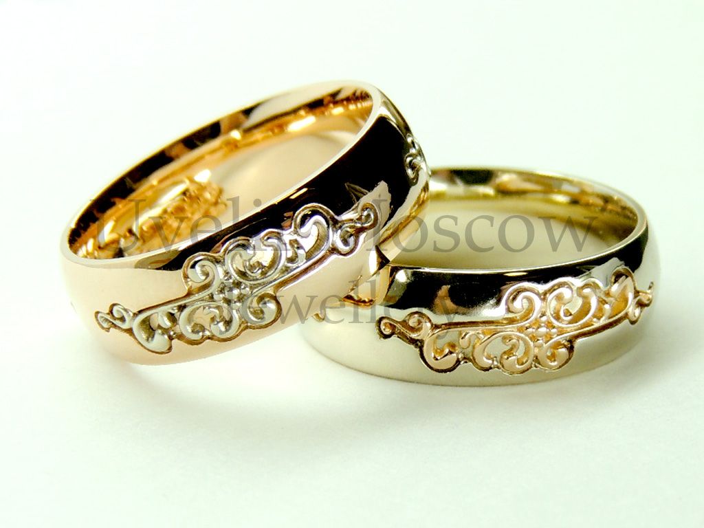 Парные обручальные кольца из комбинированного золота с узором