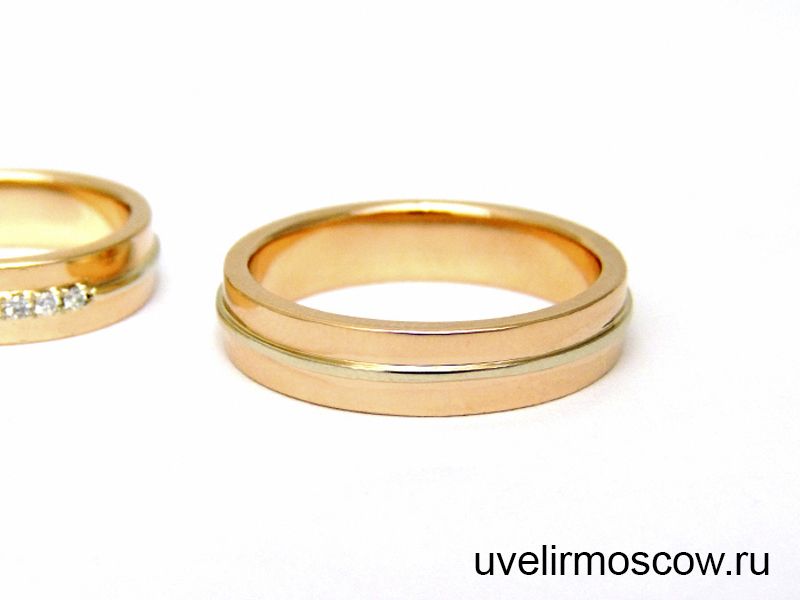 Парные обручальные кольца из красного золота с полосой из белого золота