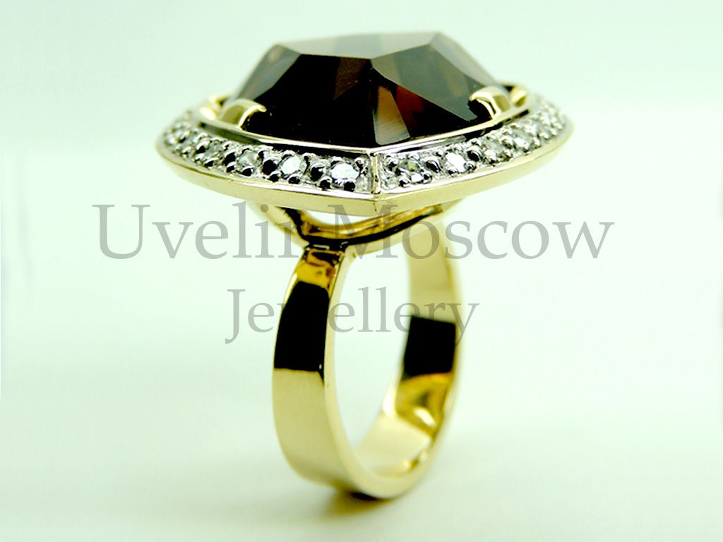 Перстень из желтого золота с раухтопазом и бриллиантами