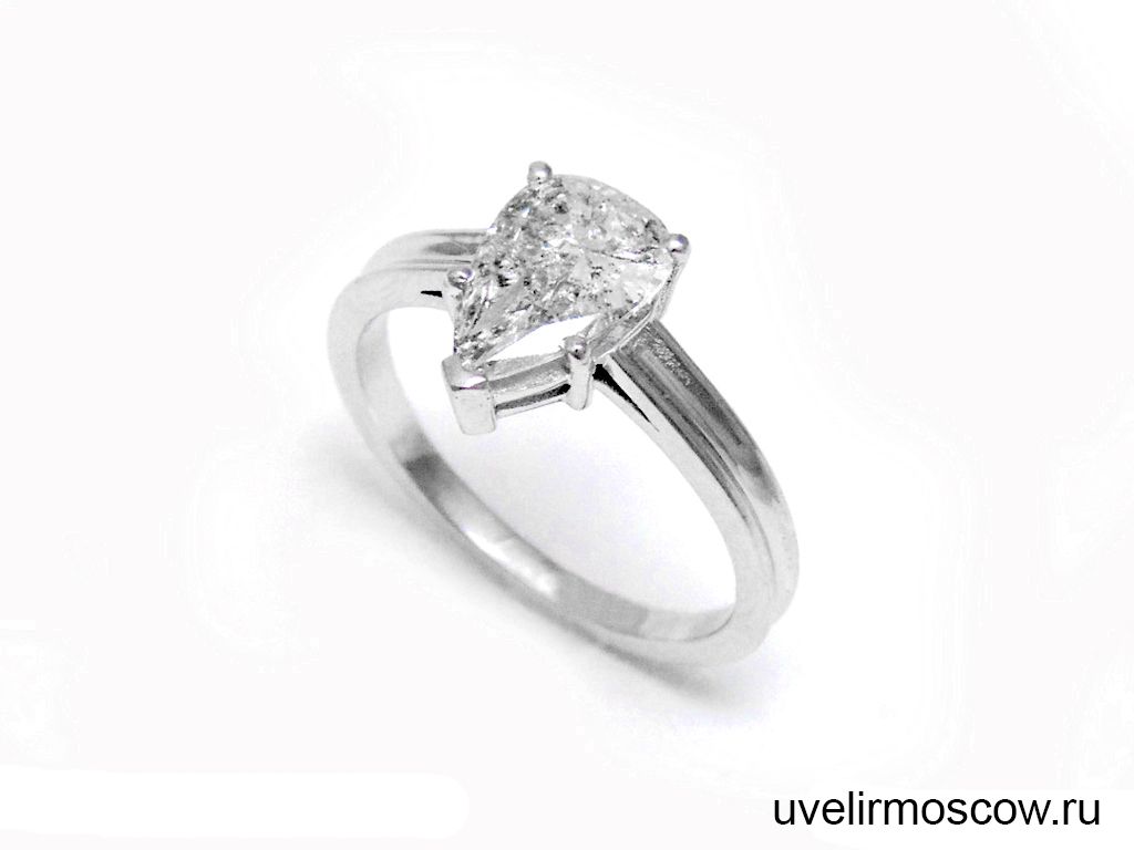 Помолвочное кольцо из белого золота с крупным бриллиантом