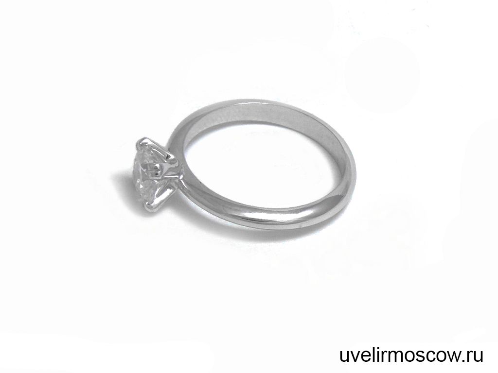 Классическое помолвочное кольцо из платины с бриллиантом