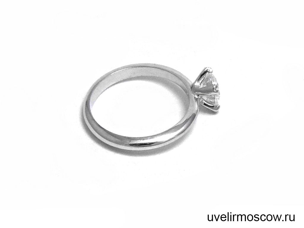 Классическое помолвочное кольцо из платины с бриллиантом
