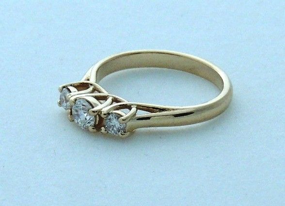 Помолвочное кольцо с тремя бриллиантами