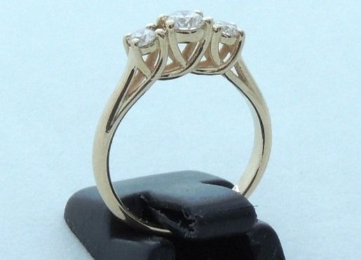 Помолвочное кольцо с тремя бриллиантами