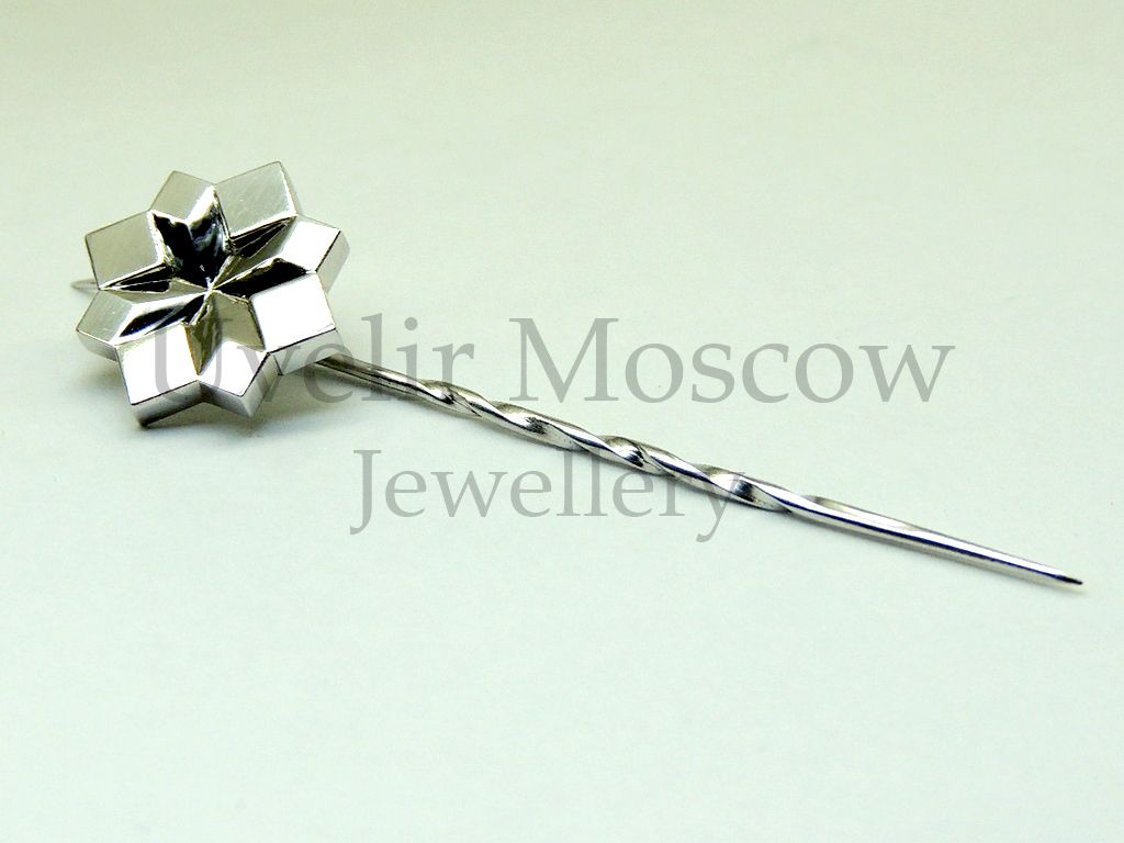 Серебряная булавка с логотипом компании