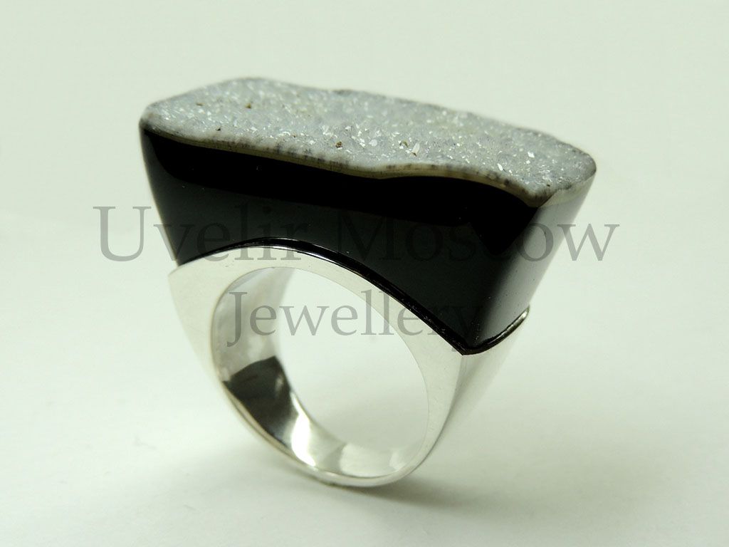 Серебряное кольцо с ониксом и кварцем