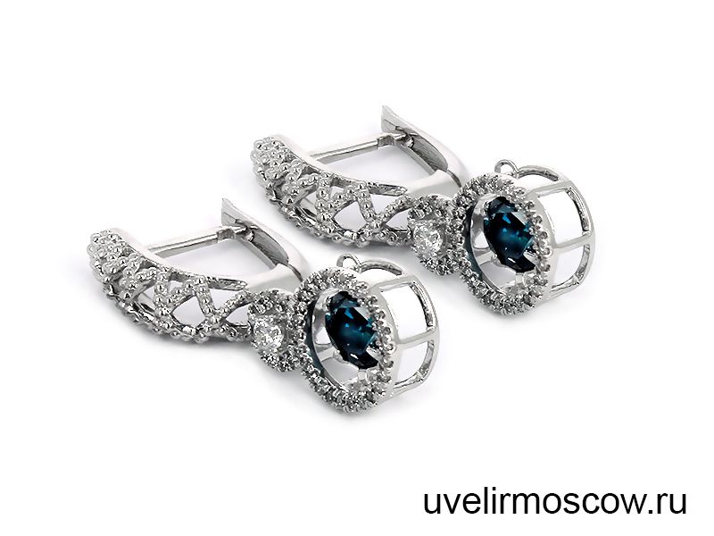 Серьги из белого золота с зелеными бриллиантами