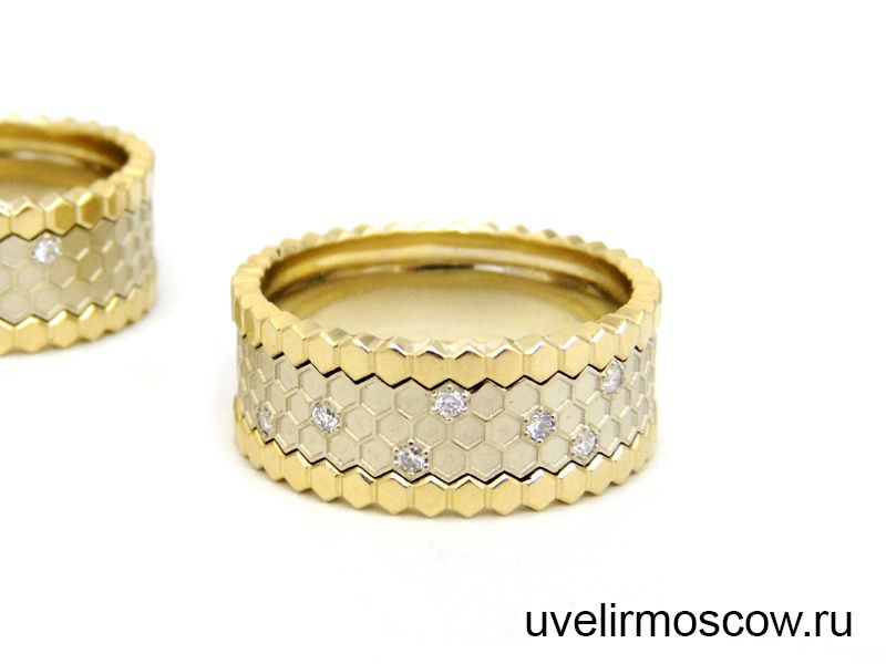 Широкие обручальные кольца «Соты» из комбинированного золота с бриллиантами
