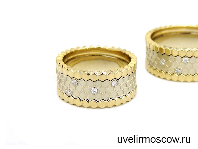 Широкие обручальные кольца «Соты» из комбинированного золота с бриллиантами