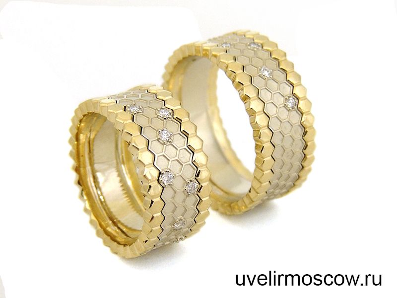 Широкие обручальные кольца «Соты» из комбинированного золота с бриллиантами