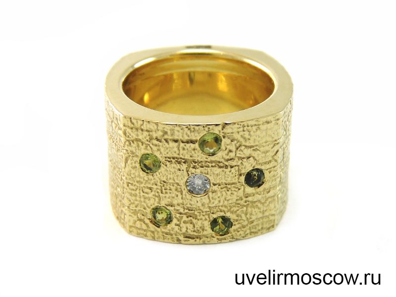 Широкое фактурное кольцо из желтого золота 750 пробы