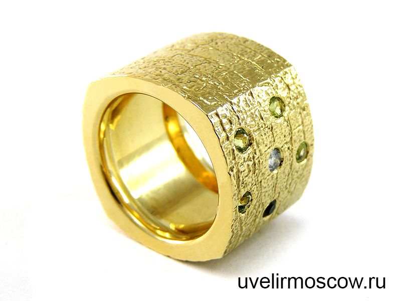 Широкое фактурное кольцо из желтого золота 750 пробы